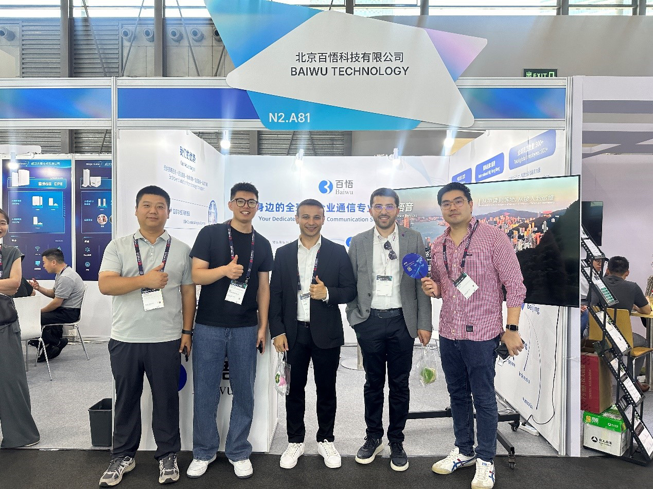 1751954467928054288.jpg 外賓合影1.jpg